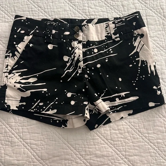 Ladies Loudmouth golf shorts.  Stylish Black and White Women's Golf Shorts - Picture 3 of 5